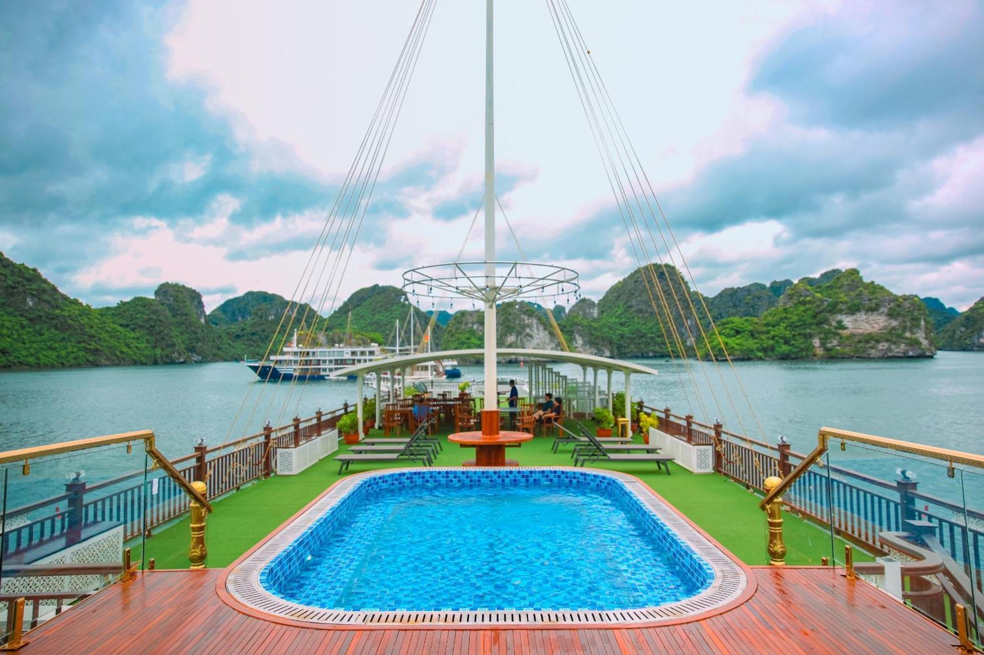 Botel Le Journey Calypso Cruises